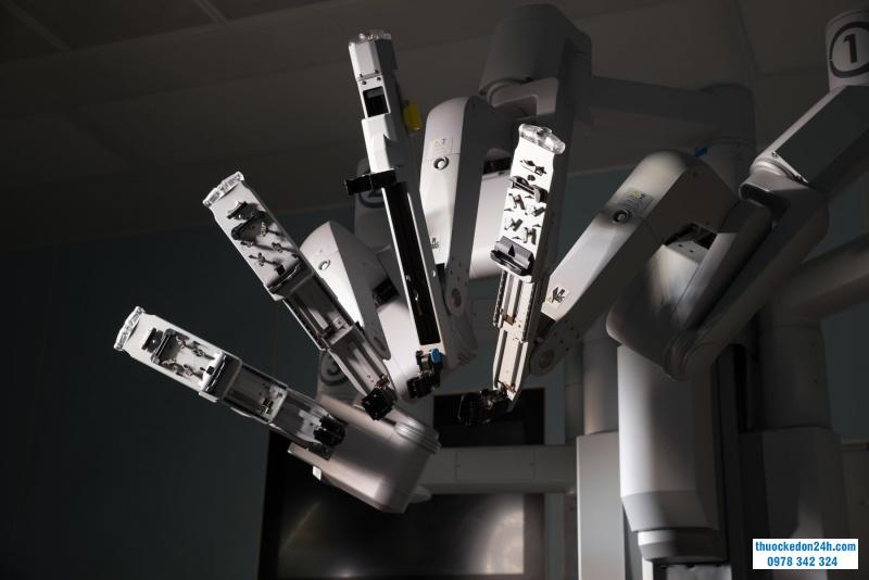 Vì sao phẫu thuật Robot chiếm nhiều ưu điểm so với phẫu thuật mổ hở và nội soi cổ điển?